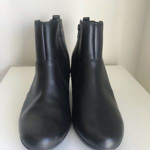 Clark’s leather upper crystal quarts size 11M